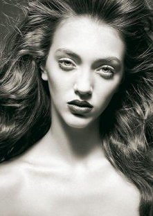 Co jeść, żeby włosy SZYBCIEJ rosły - piękne i bujne?