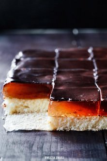 Kostka Delicja


Składniki:

Biszkopt:
•	4 jajka
•	1/2 szklanki cukru
•	1/2 szklanki mąki pszennej
•	3 łyżki mąki ziemniaczanej
•	skórka starta z 1 i 1/2 pomarańczy

Nasączenie:...