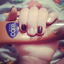 Wiem,że pazurki nie są takie jak powinny być. Ale dziś recenzja kremu Avon Care. Cocoa Butter. Jest to krem regenerująco-odżywczy do skóry suchej. Kupiłam go za 5,90 w Avon w zi...