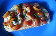 grzanka a na niej sałatka z pomidorków koktajlowych, czerwonej cebuli, papryki i pietruszki + sól i oliwa z oliwek :)

pychaa :)