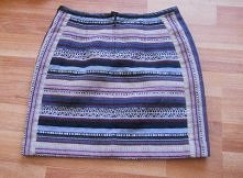 Sprzedam spódniczkę H&M w aztecki wzór. z tyłu zameczek.Roz 34/36