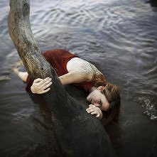 Topiła się w płytkiej wodzie.