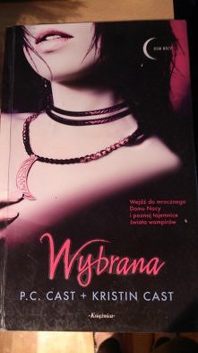 Ksiązka jest bardzo fajna jeśli chodzi o połączenie romansu i fantastyki zaskakująco wciaga ..
Mi osobiście bardzo sie podobała , zachecam do czytania. :***