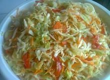 Surówka w słoiki Pyszna surówka idealna przystawka do obiadu, przede wszystkim w miesiącach zimowych jest kolorowa miła dla oka i cieszy podniebienie Składniki 2,5 kg kapusty,1/...