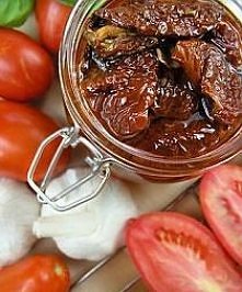 Suszone pomidory na sposób domowy

-4 kg podłużnych, dojrzałych pomidorów "San Marzano"
-około 2 szklanki oleju słonecznikowego
-8 ząbków czosnku
-2 papryczki chilli
-...