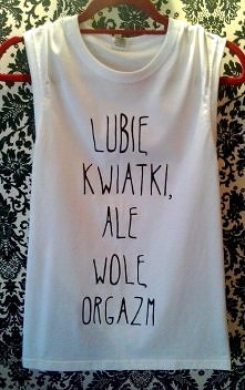 Koszulka ręcznie malowana. Została wykonana przeze mnie.
Wzór jest trwały i się nie spiera :)
Po więcej moich koszulek zapraszam na fb (link w komentarzu) :)