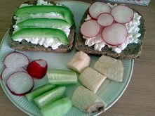 Śniadanie: kanapki z serkie...