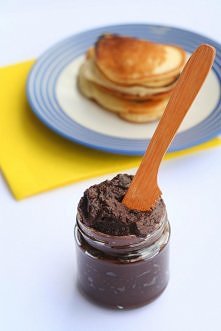 krem daktylowy
200g daktyli
1-2 laska wanilii
3 łyżki kakao lub 2 łyżki karobu
optymalnie około 1/2 szklanki wody lub mleka roślinnego 















♥ Daktyle przełóż do miski...