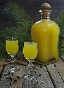Składniki:

6 pomarańczy 
200 g cukru 
1 laska wanilii
1 kora cynamonu 
kilka szt goździków
250-300 ml wódki 
300 ml wody 

Pomarańcze umyć, sparzyć wrzątkiem, zetrzeć skórkę i ...