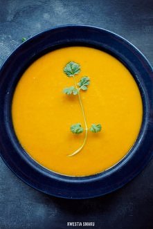 zupa marchewkowa
Składniki:

• 1 kg marchwi
• 2 cebulki szalotki
• 1 mały ząbek czosnku
• 3 cm kawałek imbiru
• 1/2 papryczki chili lub mniej, do smaku
• 1 łyżka masła
• 1 litr ...