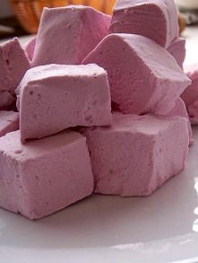 Domowe pianki marshmallows

Przepis na 20 sztuk:
1 łyżka żelatyny
1 szklanka cukru (około 200g)
150 ml zimnej wody
1 łyżka soku wiśniowego
niewielka ilość oleju rzepakowego 
Żel...