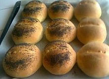 Bułki śniadaniowe
Są nienapompowane i bardziej pożywne
Składniki
1 kg mąki ,300ml mleka ,260ml letniej wody,50 g drozdży(świeżych)
3 łyżeczki soli,2łyżeczki cukru,4łyżki stopion...