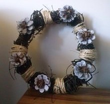 wianek z gałązek brzozowych, szyszek i sznurka.