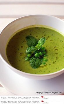 kładniki:

450 g zielonego groszku, może być mrożony
20 g mięty posiekanej
2 szalotki, pokrojone
700 ml bulionu drobiowego
1 łyżka kwaśnej śmietany
skórka starta z 1 cytryny
2 ł...