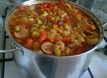 Leczo Pożywne i łatwe w wykonaniu to musi się udać Składniki 2 kg ,cukinii ,1kg kiełbasy zbójnickiej lub podwawelskiej według uznania,1 kg papryki, 1 kg pieczarek 2 duże cebule,...