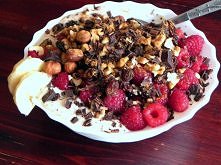 drugie śniadanko, wyszło troche więcej niż przwidywałam, ale pychoota :D
zamrożonego banana zmiksowałam z 5 łyżkami jogurtu naturalnego, gdy przelałam do miski dodałam: maliny, ...