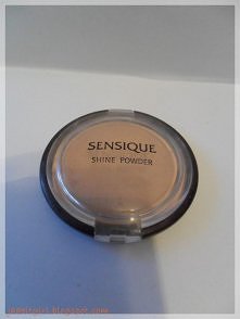 Puder Sensique shinee powder, którego używam ponad rok i jestem zadowolona. Delikatnie rozjaśnia cerę. Powoduje, że twarzy staję się ''optycznie'' zdrowsza, ...