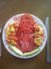 Zdrowy obiadek :> Jajecznica z 1 jajka z pomidorami, szynka i papryką +ogórek i pomidor