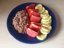 Dzisiejszy obiad. Kasza gryczana z pomidorem i smażoną cukinią:)