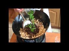 Ryż smażony po tajlandzku to jeden z bardziej popularnych przepisów kuchni tajskiej. Bardzo dobre ale i ostre danie przygotowane w tradycyjny tajski sposób - Przepis Video. Smak...