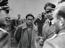 Jakow Dżugaszwili, syn Józefa Stalina, dostał się do niemieckiej niewoli 16 lipca 1941 roku. Hitler chciał go wymienić na generałów wziętych do niewoli pod Stalingradem. Stalin ...