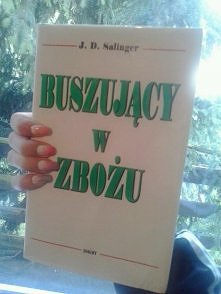 "Bohaterem 'Buszującego w zbożu' jest szesnastoletni uczeń, Holden Caulfield, który nie mogąc pogodzić się z otaczającą go głupotą, podłością, a przede wszystkim ...