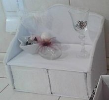 biały kuferek z kartonów, ozdobiony materiałem ze złotymi refleksami oraz kokardą. Co myślicie ? ;)