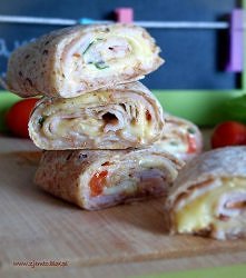 domowe rollsy
Składniki:

    1 opakowanie tortilli ( u mnie pełnoziarnista)
    20 dkg sera edamskiego
    18 dkg sera pleśniowego camembert
    kilka pomidorów koktajlowych
  ...