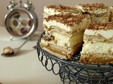 LION
Składniki:

    duże opakowanie herbatników
    puszka masy kajmakowej
    3 batony Lion
    750 g serka mascarpone
    4 łyżki cukru pudru
    650 g śmietanki kremówki ( 3...