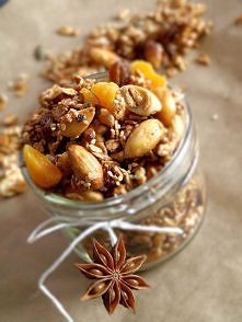 GRANOLA
Składniki:

 

    220 g płatków owsianych
    30 g pestek dyni
    30 g ziaren słonecznika
    60 g sezamu
    60 g migdałów
    60 g orzechów włoskich
    1 starte jab...