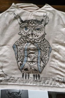 Ręcznie pomalowana koszulka pastelami do tkanin :) inspiracja z sowy anssonek :D