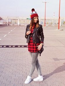 świetne połączenie koszuli w kratę z skórzaną kurtką <3