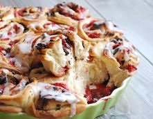 Drozdzowe slimaczki z truskawkami i czekolada