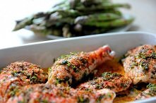 kurczak w ziołach z szparagami