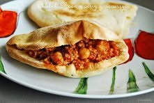 Składniki:
oliwa
mięso mielone ok. 200 g
pół szklanki kaszy jaglanej
pół puszki ciecierzycy
curry czerwone w paście, curry, czosnek granulowany, papryka słodka, imbir, natka pie...