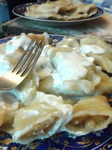 PIEROGI Z JABŁKAMI przepis na ciasto: w garnku wymieszać 2 szkl mąki, żółtko, 3/4 gorącej wody i 1 łyżka oliwy. wymieszać dokładnie wyłożyć na stolnice. zagnieść ciasto i rozwał...