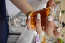 białe paznokcie z  srebną obwódką