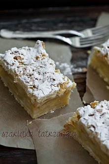 szarlotka spod samiuśkich tater
Składniki na kruche ciasto:

500 g mąki krupczatki
250 g margaryny/masła 
pół szklanki cukru pudru
2 łyżeczki proszku do pieczenia
2 żółtka
2 łyż...