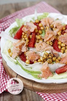 Lekka sałatka z łososiem i ciecierzycą.