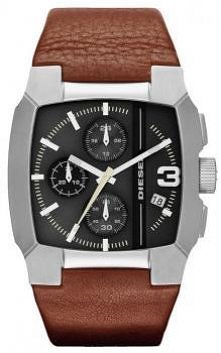 Ciemna tarcza pasuje też do brązowego paska.