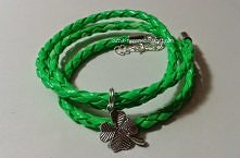 Neonowo zielona bransoletka z koniczynką. 
Znajdziesz ją na fb: Adzik tworzy - bransoletki, kolczyki i inne