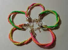 Nie przemawiają do mnie neonowe ubrania, ale biżuteria w neonowych kolorach już tak! Takie barwy kojarzą mi się z latem, a Wam? :)

Dwukolorowe bransoletki ze zdjęcia znajdzieci...