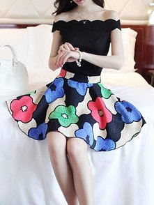 Śliczna sukienka z odkrytymi ramionami czarnym topem i dołem w kwiaty :)