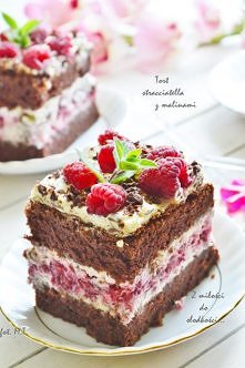 Tort stracciatella z malinami