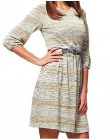 Dzianinowa sukienka LONDON TIMES w kolorze szary melanż. Piękne złote pasy przewlekane mieniącymi się niteczkami. Miękki i przyjemny materiał.

Producent: LONDON TIMES