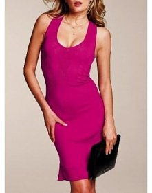 Atrakcyjna, dzianinowa sukienka z katalogu Victoria's Secret w kolorze fuksji.  Geometryczne przeszycia eksponujące figurę. Elastyczny, świetnie dopasowujący się  materiał ...