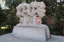 Jarosław - pomnik przyjaźni Polsko - Węgierskiej <3
Dwa drzewa zrośnięte korzeniami.