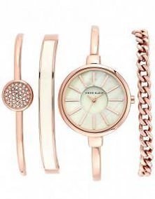 Kształtny zegarek i kilka bransoletek do kompletu.