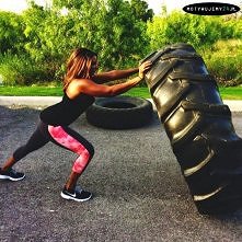 PROPOZYCJE TRENINGU Z CIĘŻARKAMI W DOMU.
Jak widać wszystko może służyć by trenować :)