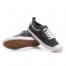 Proste, czarne trampki z białą podeszwą. Sprawdź szczegóły klikając w duże zdjęcie.